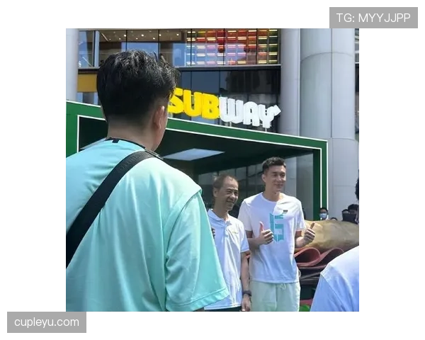 郭艾伦训练完直接开炸外卖，家里这日子比我还接地气！